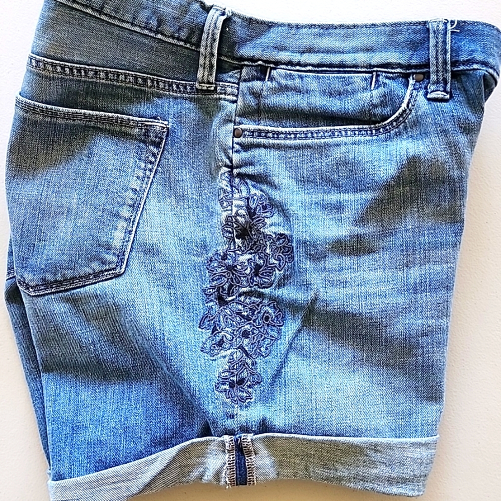 Women's Eddie Bauer Boyfriend Jean shorts - Picture 3 of 8